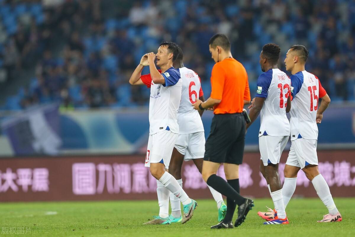 国安主帅接受技术训练与球员切磋
