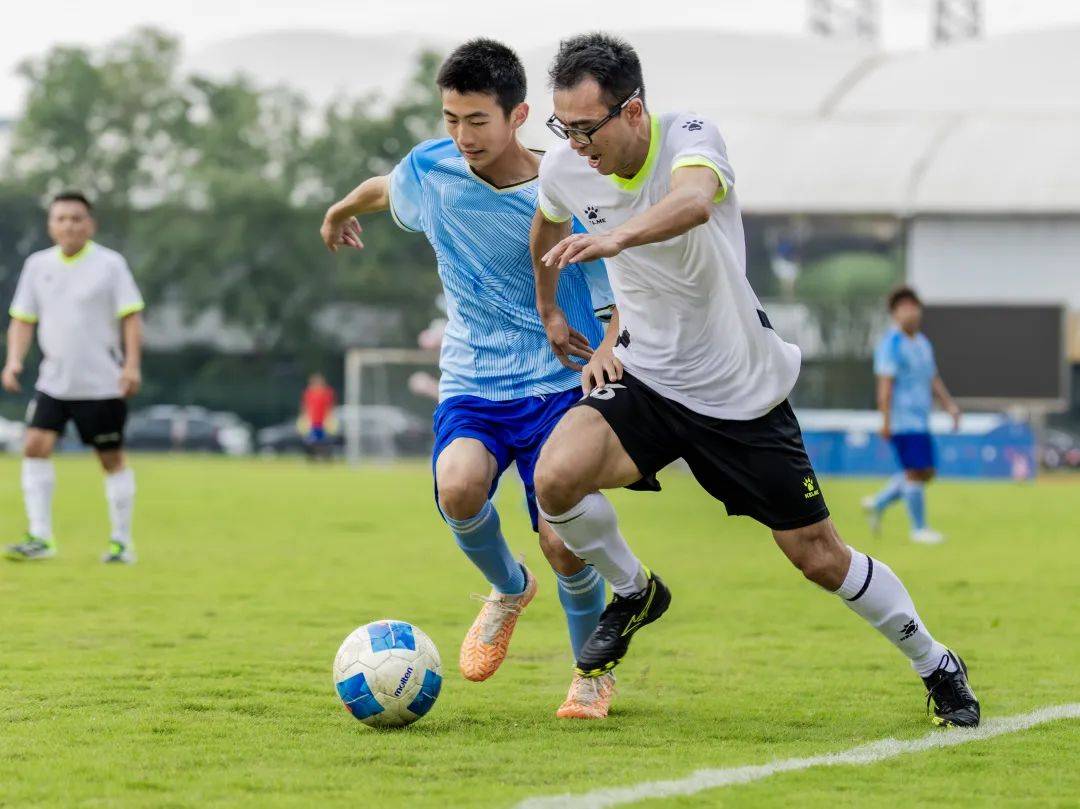 爱游戏app-足球赛场上精英挥汗拼搏，掌声连连的简单介绍