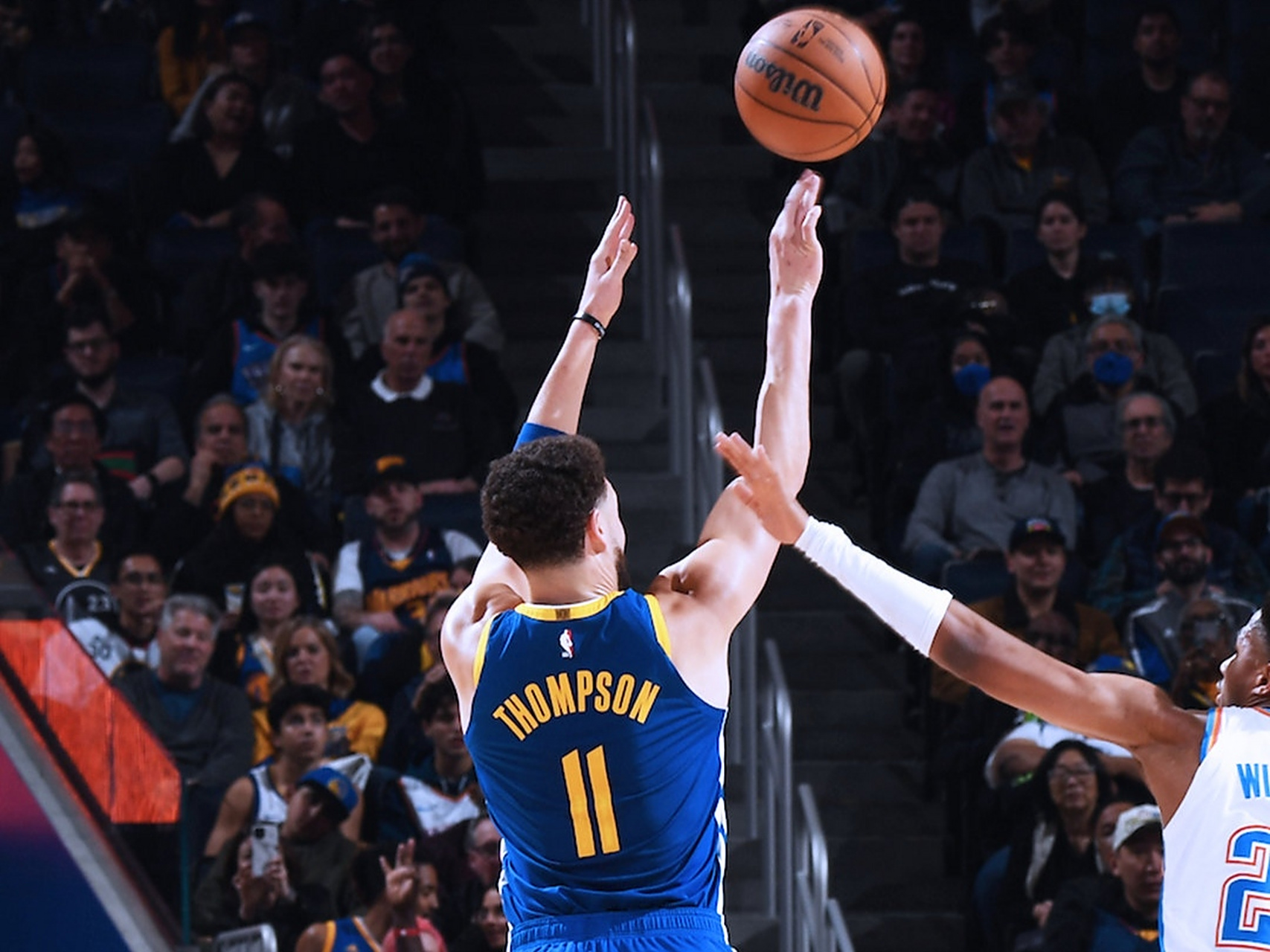 爱游戏官网-勇士主场战胜雷霆，取得四连胜